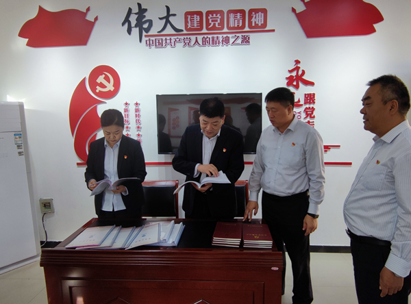 公司黨委副書記、監(jiān)事長(zhǎng)張錫軍同...